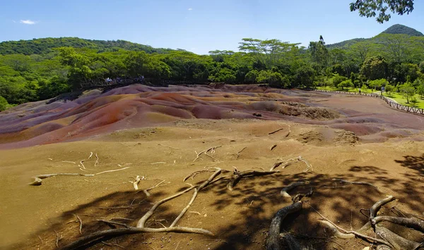 MAURITIUS - 21 DE AGOSTO DE 2018: Pessoas em um dia ensolarado na plataforma de madeira com vista para o parque de sete cores Chamarel — Fotografia de Stock