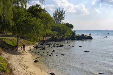 Mauritius - 15 Ağustos 2018, İnsanlar Güzel egzotik Mont Choisy Halk Plajı'nda güneşleniyor - Mauritius adasının en ünlü plajlarından biri