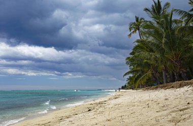 Le Morne, Mauritius - 23 Ağustos 2018: Mauritius'un en iyi plajlarından biri olan ve birçok otel ve turizm tesisinin bulunduğu Le Morne Brabant plajı.
