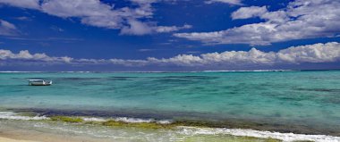 Mauritius'un en iyi plajlarından biri olan ve birçok otel ve turizm tesisine evrilen Le Morne Brabant plajı.