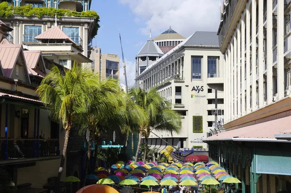 PORT LOUIS/ MAURITIUS - AUGUST 16, 2018: The main alley of Caudan Waterfront in Mauritius. The city is the country's economic, cultural, political center and most populous city. — Stock Photo, Image