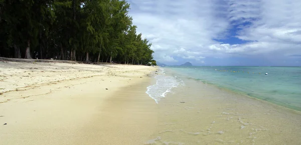 FLIC EN FLAC / MAURITIUS - 20 AOÛT 2018 : Les gens dans une journée ensoleillée marchent sur la plage publique de Flic en Flac Maurice surplombant la mer. Indien, tropical — Photo