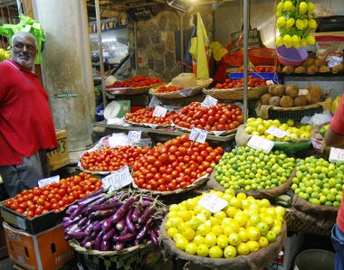 Port Louis / Mauritius - 16 Ağustos 2018: Port Louis Merkez Pazarı 16 Ağustos 2018, Port Louis, Mauritius. Merkez Pazar, başkentin turistik bir merkezi ve simgesidir..