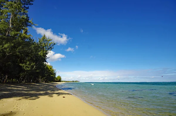 Publiczna plaża Bel Ombre na wyspie Mauritius — Zdjęcie stockowe
