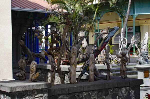 Port Louis, Mauritius - 16 agosto 2015: Sculture e maschere in legno davanti al Museo Blue Penny. La collezione del museo comprende i francobolli Blue Penny e Red Penny del 1847 . — Foto Stock