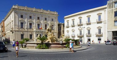 Syracuse, İtalya - 12 Ağustos 2017: Arşimet Meydanı 'ndaki Fontana di Diana Dianais çeşmesi, Syracuse şehir merkezindeki Ortigia tarihi bölgesi