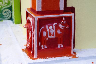 Sütunun kırmızı tabanı hayvan motifli Mauritius adasındaki birçok Hindu tapınağından biri..