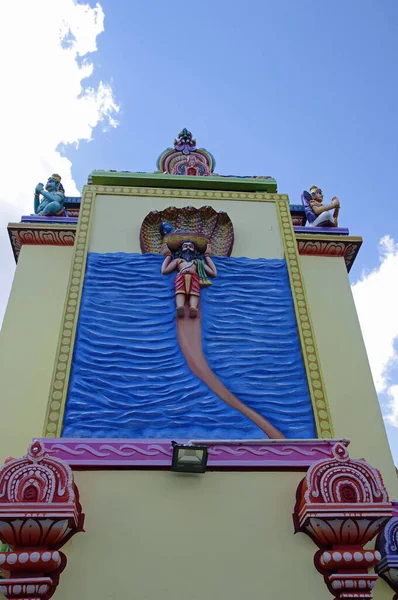 Um antigo templo hindu na Ilha Maurícia. Maurício, uma nação insular do Oceano Índico, é conhecida por suas praias lagoas e recifes — Fotografia de Stock