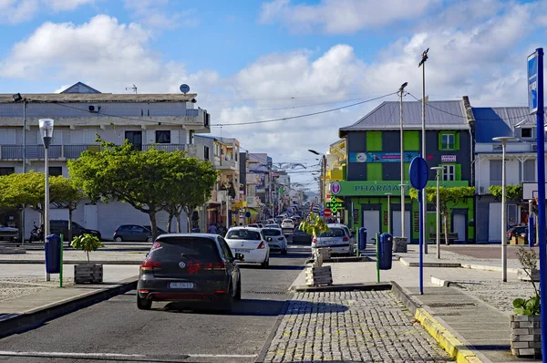 LE MOULE / GUADELOUPE - JANUAR 31, 2018: En hovedplads foran den katolske kirke Saint-Jean-Baptiste i Le Moule by, Guadeloupe, Caribien - Stock-foto