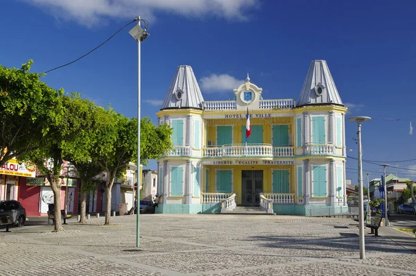 LE MOULE/GUADOMAUPE - 31 มกราคม 2018 ห้องโถงเมืองใน Le Moule ใน Guadeloupe. บ้านอาณานิคมที่มีสีสันทั่วไปในสแควร์ของเมืองใหญ่ . — ภาพถ่ายสต็อก