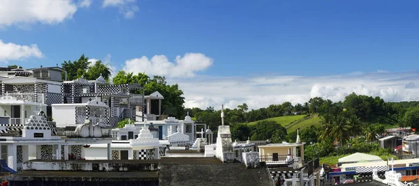 MORNE A L'EAU / GUADELOUPE - 02 GENNAIO 2019: Cimitero pittoresco a Morne a l'Eau in Guadalupa. Piccole Antille, Caraibi — Foto Stock