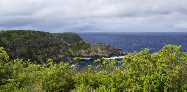 A Pointe de La Grande-Vigie található északra Grande-Terre a Guadeloupe, a francia Antillák, Karib-térségben. A magas sziklák, 80 méter, ami egy látványos és vad táj. Stock Kép