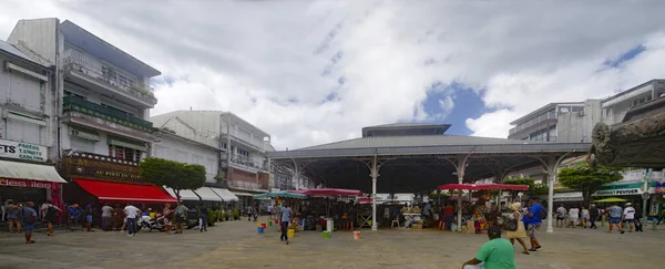 POINTE-A-PITRE / GUADELOUPE - 5 GENNAIO 2019: Mercato centrale di Pointe-a-Pitre, nel dipartimento francese d'oltremare della Guadalupa. Mercato centrale - noto anche come Mercato delle spezie o Mercato di Saint-Antoine  - — Foto Stock