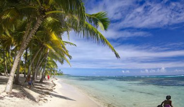 Grande-Terre / Guadeloupe - 5 Ocak 2019: Guadeloupe Adası 'ndaki Grande-Terre' de Petit Havre plajında güneşlenen insanlar