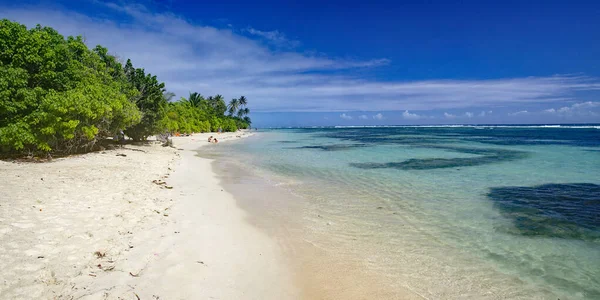 Grande-Terre / Guadeloupe - 5 januari 2019: Mensen die zonnebaden op het prachtige strand van Petit Havre in het zuiden op Grande-Terre op het eiland Guadeloupe — Stockfoto