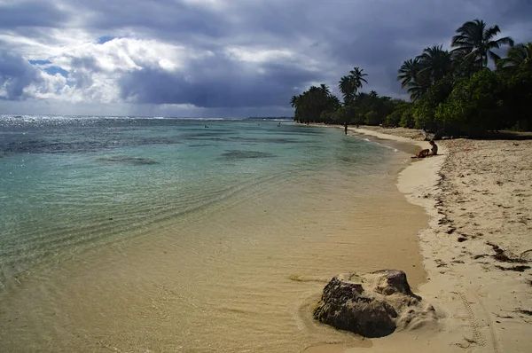 GRANDE-TERRE / GUADELOUPE - 5 DE ENERO DE 2019: Personas tomando el sol en la hermosa playa de Petit Havre en el sur de Grande-Terre en la isla de Guadalupe — Foto de Stock