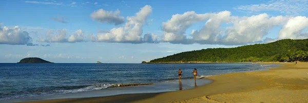 BASSE-TERRE / GUADELOUPE - JANUARI 12, 2019: Mensen die in de zonsondergang zonnebaden op het prachtige Plage De La Perle op Basse-Terre op Guadeloupe eiland — Stockfoto