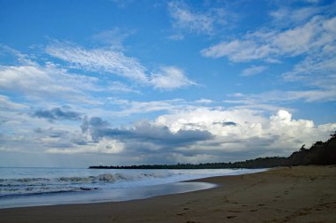 Basse-Terre / Guadeloupe - 11 Ocak 2019: Guadeloupe adasındaki güzel Grande-Anse Sahili 'nde güneş banyosu yapan insanlar