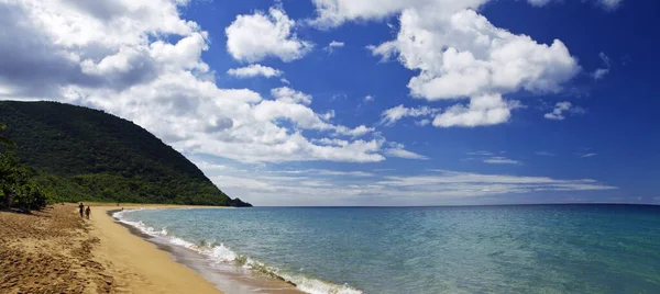 BASSE-TERRE / GUADELOUPE - 08 GENNAIO 2019: Le persone che prendono il sole al tramonto sulla bellissima spiaggia Grande-Anse sulla Basse-Terre sull'isola della Guadalupa — Foto Stock