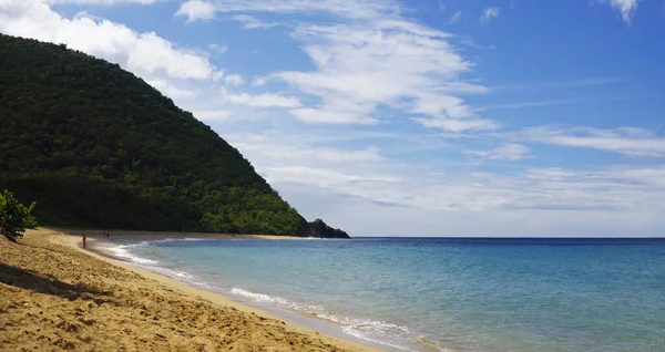 BASSE-TERRE / GUADELOUPE - 08 GENNAIO 2019: Le persone che prendono il sole al tramonto sulla bellissima spiaggia Grande-Anse sulla Basse-Terre sull'isola della Guadalupa — Foto Stock