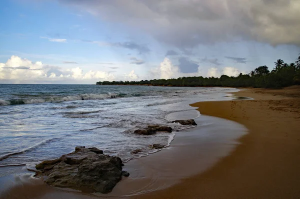 Basse-terre / guadeloupe - 08. Januar 2019: Sonnenuntergang auf der schönen plage de cluny auf der Insel Guadeloupe — Stockfoto