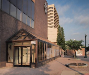 Syracuse, New York, Usa. 28 Mayıs 2018 Clinton Meydanı ile yazıhane için buz paten kiralama. Çeşme Meydanı Clinton, genel şehir Noel ağacının altında pateni için her kış dondurdu. 