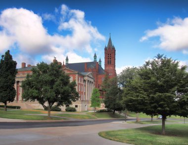 Syracuse, New York, Usa. 25 Haziran 2018. Syracuse Üniversitesi kampüsünde üniversite görsel ve sahne sanatları ve Maxwell Hall Crouse sürücüden görüntülemek