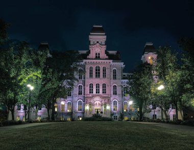 Syracuse, New York, Usa. 23 Temmuz 2018. Syacuse Üniversitesi salonu gece Syracuse, NY Syracuse Üniversitesi kampüsünde, 1871 yılında inşa edilmiştir diller,. 