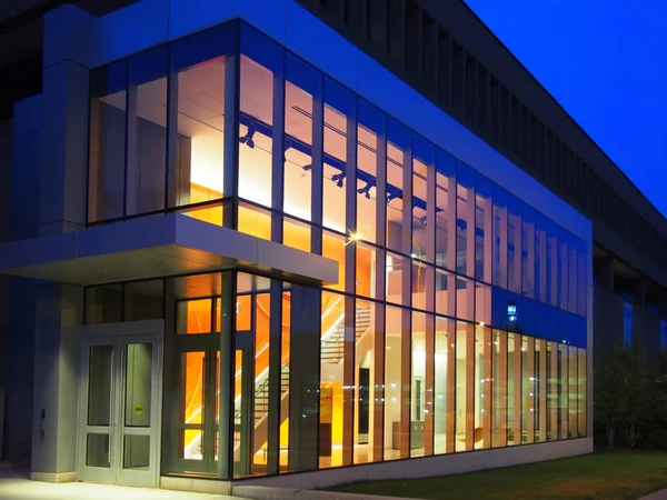 gece yarısı bina ofis