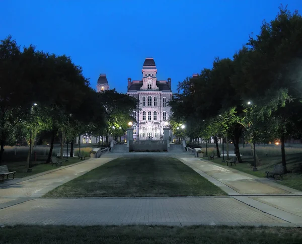 美国纽约雪城 2018年7月23日 Syacuse 大学语言厅 1871年 夜间在雪城大学校园在雪城 — 图库照片