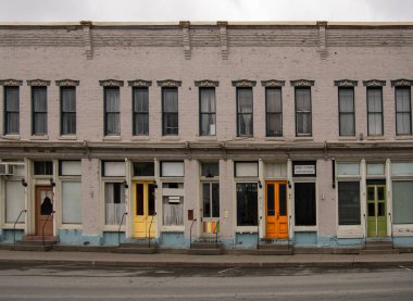 küçük kasabasında renkli kapı