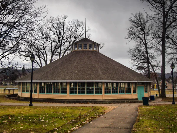 Karussell im Freizeitpark — Stockfoto