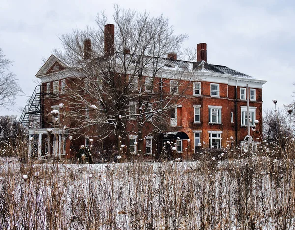 砖老式豪宅在冬天 — 图库照片