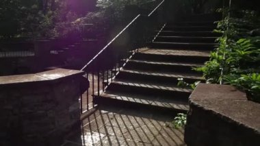 Rochester, New York, Amerika. 30 Temmuz 2019. Bir güneş duş sırasında Warner Kalesi'nin güzel batık bahçe