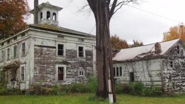Onondaga County, New York kırsalında meşe ağacı olan terk edilmiş bir çiftlik evi.