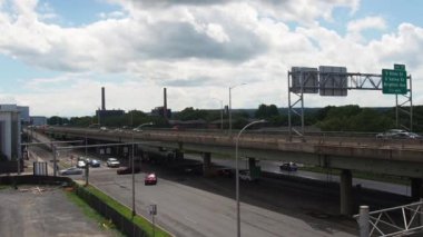 Syracuse, New York, ABD. 2 Temmuz 2020. Syracuse şehir merkezi ve 81 numaralı otoban güzel bir yaz öğleden sonrası manzarası