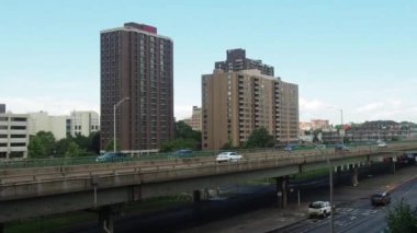 Syracuse, New York, ABD. 2 Temmuz 2020. Syracuse şehir merkezi ve 81 numaralı otoban güzel bir yaz öğleden sonrası manzarası