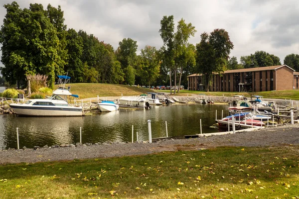 Harbor Apartment Building Seneca River Liverpool New York — Stock Photo, Image