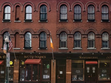 Syracuse, New York, ABD. 10 Ağustos 2020. Kitty Hoynes 'in manzarası, İrlanda Pub and Restaurant, yerel bir simge, Armory Meydanı, Syracuse şehir merkezi