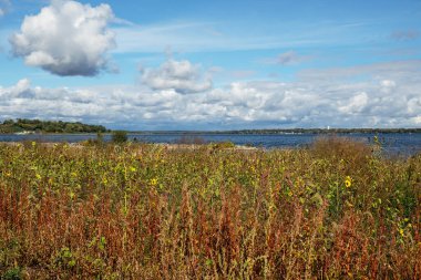 Geddes, New York 'taki Onondaga Gölü Batı Yolu' ndan Liverpool, New York 'a uzak mesafeden görüntü
