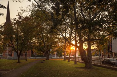 Syracuse, New York, ABD. 10 Ekim 2020. İtfaiyeciler Anıt Parkı 'ndan New York, Syracuse şehir merkezinden gün doğumunda doğuya bakıyor.