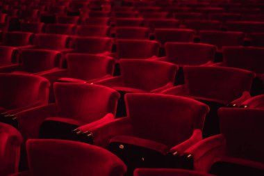 Bir boş sinema salonunda kırmızı kumaş koltuklar
