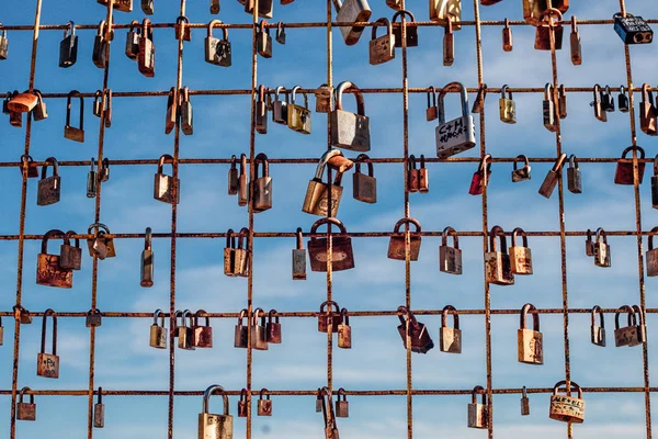 aşk kilit ya da Sevgililer bir köprü, çit, kapı veya onların sevgi sembolize benzer genel fikstür ekleyebilir aşk asma kilit