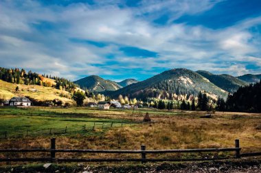Sonbahar dağlarda. Dağlar, ormanlar ve sonbahar renkleri alanları