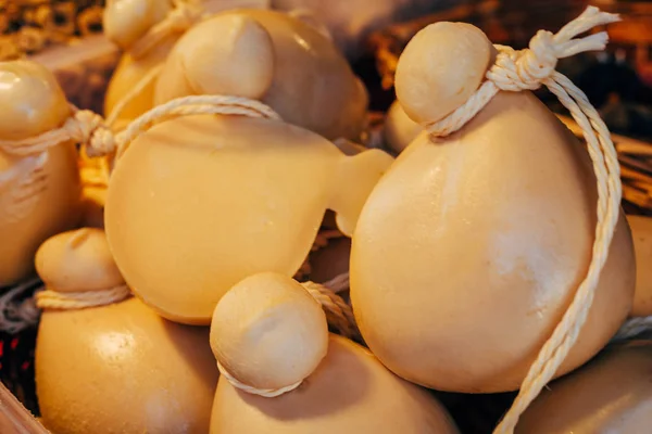 Tipik İtalyan peynir provola veya peynir