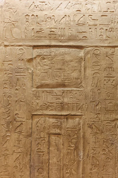 Eski Mısır hiyeroglifleri taşın üzerine kazınmış.