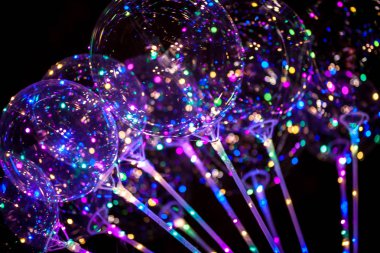 Balon çok renkli ışık saçan garland ile açtı. Renkli Led ampul ışık lambası balon siyah arka plan üzerine yüzeyi. Güzel bulanıklık bokeh Model arka plan için