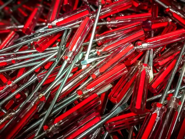 Tornavida. Vidalama ve sökme vidaları için manuel alet. Tipik bir basit tornavida bir kolu ve bir şaft vardır. Onarım için kırmızı parlak metal ve plastik takım tornavida