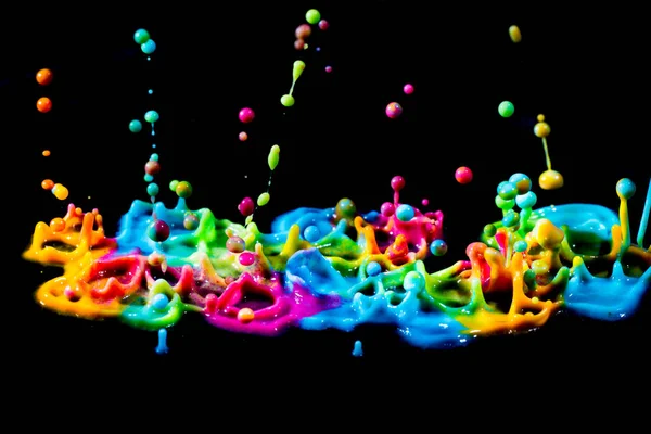 siyah arka plan boya damla