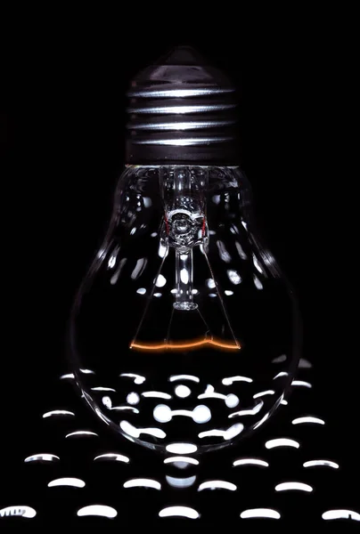 Siyah arkaplanda ampul